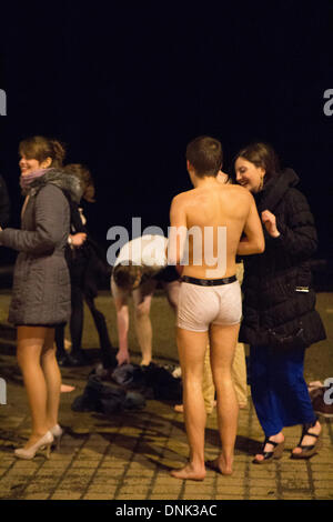 Aberystwyth, Wales, UK. 1. Januar 2014. Nachtschwärmer ausziehen zum Schwimmen zur Feier des neuen Jahres in Aberystwyth. Bildnachweis: Jon Freeman/Alamy Live-Nachrichten Stockfoto