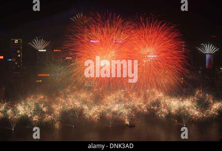 Hong Kong, China. 1. Januar 2014. Feuerwerk explodieren auf den Victoria Hafen während einer Neujahrsfeier in Hongkong, Südchina, 1. Januar 2014. Bildnachweis: Lui Siu Wai/Xinhua/Alamy Live-Nachrichten Stockfoto