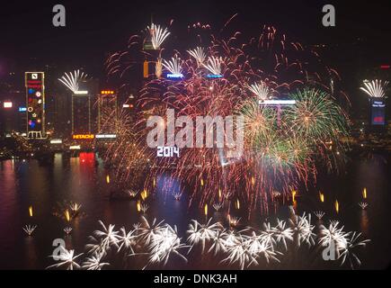 Hong Kong, China. 1. Januar 2014. Feuerwerk explodieren auf den Victoria Hafen während einer Neujahrsfeier in Hongkong, Südchina, 1. Januar 2014. Bildnachweis: Lui Siu Wai/Xinhua/Alamy Live-Nachrichten Stockfoto