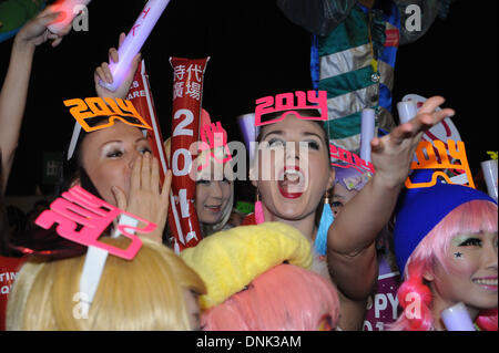 Hong Kong, China. 31. Dezember 2013. Bürgerinnen und Bürger beteiligen sich an einem Countdown-Event für das neue Jahr in Hongkong, Südchina, 31. Dezember 2013. Bildnachweis: Wong Wortspiel Keung/Xinhua/Alamy Live-Nachrichten Stockfoto