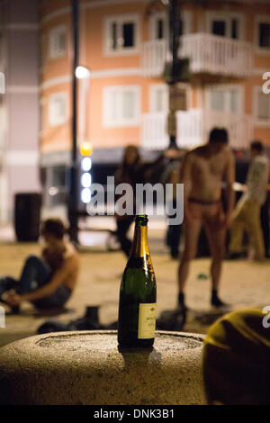 Aberystwyth, Wales, UK. 1. Januar 2014. Nachtschwärmer ausziehen zum Schwimmen zur Feier des neuen Jahres in Aberystwyth. Bildnachweis: Jon Freeman/Alamy Live-Nachrichten Stockfoto