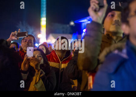 Cardiff, UK. 1. Januar 2014. Zuschauer beobachten, wie Feuerwerk Aufwand explodieren um das neue Jahr zu feiern. Menschen versammelten sich in der walisischen Hauptstadt, am Anfang des Jahres 2014 zu sehen. Bildnachweis: Polly Thomas / Alamy Live News Stockfoto