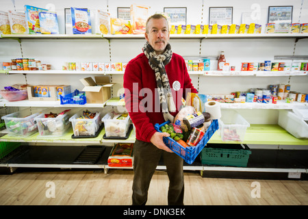 Ray Woolford, betreibt die Lebensmittelbank Lewisham in New Cross, London, UK. Stockfoto