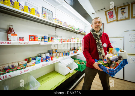 Ray Woolford, betreibt die Lebensmittelbank Lewisham in New Cross, London, UK. Stockfoto