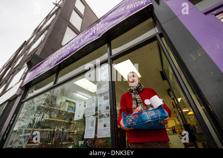 Ray Woolford, betreibt die Lebensmittelbank Lewisham in New Cross, London, UK. Stockfoto