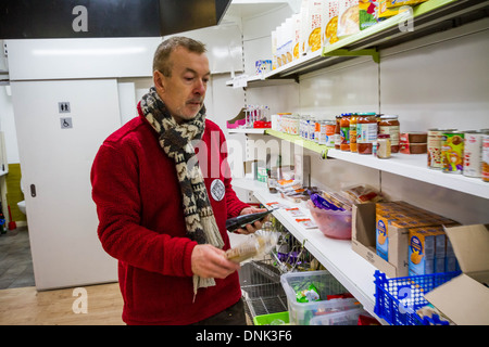 Ray Woolford, betreibt die Lebensmittelbank Lewisham in New Cross, London, UK. Stockfoto