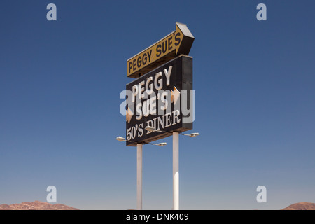 Melden Sie sich für Peggy Sue 50er Jahre Diner am Mojave Autobahn an Yermo, Kalifornien, USA Stockfoto