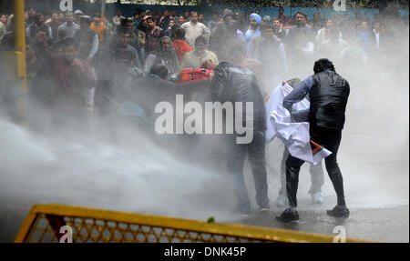 Neu-Delhi, Indien. 31. Dezember 2013. . Indische Polizei versuchen, die Aktivisten von Indiens größten Oppositionspartei Bharatiya Janata Partei durch Wasserwerfer während einer Protestaktion vor der Residenz des Kongress-Vizepräsident Rahul Gandhi in Neu-Delhi, Indien, 31. Dezember 2013 zu zerstreuen. Bildnachweis: Partha Sarkar/Xinhua/Alamy Live-Nachrichten Stockfoto