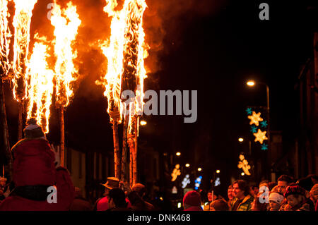 Comrie, Schottland. 1. Januar 2014. Die Flambeaux-Parade ist eine feurige Fackel Prozession durch das Dorf Comrie, endend mit den Fackeln feierlich in den Fluss verdienen geworfen. Die Besucher kamen aus ganz über dem Platz zu beobachten und es gab eine einzigartige Atmosphäre. Bildnachweis: Andrew Steven Graham/Alamy Live-Nachrichten Stockfoto