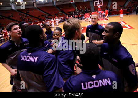 Houston, Texas, USA. 31. Dezember 2013. 31. Dezember 2013: The Connecticut Huskies drängen zusammen vor der NCAA Basketball-Spiel zwischen Houston und Connecticut aus Hofheinz Pavilion in Houston, TX. © Csm/Alamy Live-Nachrichten Stockfoto