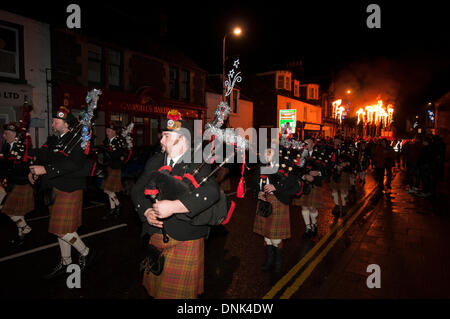 Comrie, Schottland. 1. Januar 2014. Die Flambeaux-Parade ist eine feurige Fackel Prozession durch das Dorf Comrie, endend mit den Fackeln feierlich in den Fluss verdienen geworfen. Die Besucher kamen aus ganz über dem Platz zu beobachten und es gab eine einzigartige Atmosphäre. Bildnachweis: Andrew Steven Graham/Alamy Live-Nachrichten Stockfoto