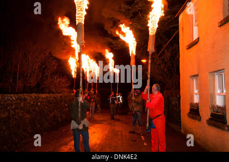 Comrie, Schottland. 1. Januar 2014. Die Flambeaux-Parade ist eine feurige Fackel Prozession durch das Dorf Comrie, endend mit den Fackeln feierlich in den Fluss verdienen geworfen. Die Besucher kamen aus ganz über dem Platz zu beobachten und es gab eine einzigartige Atmosphäre. Bildnachweis: Andrew Steven Graham/Alamy Live-Nachrichten Stockfoto