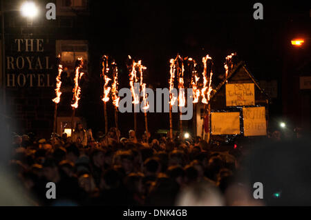 Comrie, Schottland. 1. Januar 2014. Die Flambeaux-Parade ist eine feurige Fackel Prozession durch das Dorf Comrie, endend mit den Fackeln feierlich in den Fluss verdienen geworfen. Die Besucher kamen aus ganz über dem Platz zu beobachten und es gab eine einzigartige Atmosphäre. Bildnachweis: Andrew Steven Graham/Alamy Live-Nachrichten Stockfoto