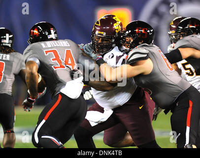 San Diego, CA, USA. 30. Dezember 2013. 30. Dezember 2013 San Diego, CA. Arizona State Sun Devils defensiv angehen (92) Jaxon-Haube in Aktion gegen eine aggressive Red Raiders Offensive. The Red Raiders und Sun Devils konfrontiert aus, ein anderes Mal 1999 in ihrer ProgramsÃ ¢ Â¬â ¢ Geschichte. Heute waren die Sun Devils besiegt 37-23 auf Montag, 30. Dezember 2013 in der nationalen Universität Schale in San Diego, Kalifornien. (Obligatorische Credit: Jose Marin / MarinMedia.org / Cal Sport Media) (Komplette Fotograf und Kreditkarte erforderlich) Bildnachweis: Csm/Alamy Live-Nachrichten Stockfoto