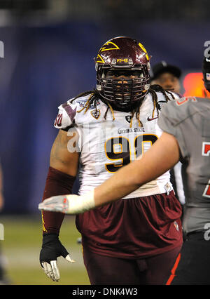 San Diego, CA, USA. 30. Dezember 2013. 30. Dezember 2013 San Diego, CA. Arizona State Sun Devils defensive Tackle (90) Will Sutton in Aktion gegen eine aggressive Red Raiders Offensive. The Red Raiders und Sun Devils konfrontiert aus, ein anderes Mal 1999 in ihrer ProgramsÃ ¢ Â¬â ¢ Geschichte. Heute waren die Sun Devils besiegt 37-23 auf Montag, 30. Dezember 2013 in der nationalen Universität Schale in San Diego, Kalifornien. (Obligatorische Credit: Jose Marin / MarinMedia.org / Cal Sport Media) (Komplette Fotograf und Kreditkarte erforderlich) Bildnachweis: Csm/Alamy Live-Nachrichten Stockfoto