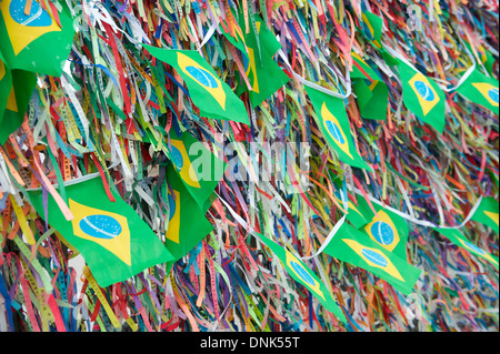 Brasilianische Fahnen fliegen an der Wand des Wunsch-Bänder an der berühmten Kirche Igrega Nosso Senhor Do Bonfim Salvador Bahia Brasilien Stockfoto