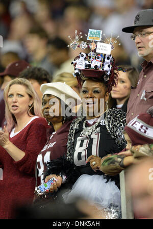 Atlanta, Georgia, USA. 31. Dezember 2013. 31. Dezember 2013: Texas A & M Aggies Fan Jubel für ihr Team während der Chick-Fil-A Bowl NCAA Football-Spiel zwischen die Duke Blue Devils und die Texas A & M Aggies im Georgia Dome in Atlanta, Georgia. Texas A & M gewinnt der Chick-Fil-A-Bowl gegen Duke, 52-48. Bildnachweis: Csm/Alamy Live-Nachrichten Stockfoto