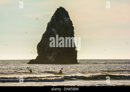 Kajakfahren in der Nähe von The Needles, Cannon Beach, Oregon, USA Stockfoto