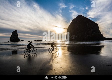 Vater & Sohn Fahrrad fahren in der Nähe von Haystack Rock & The Needles, Cannon Beach, Oregon, USA Stockfoto