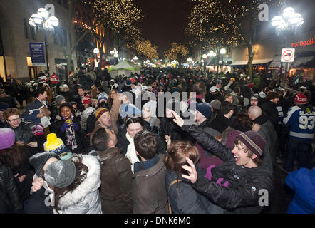 Ann Arbor, Michigan, USA. 31. Dezember 2013. Personen in ein neues Jahr auf der Main Street in der Innenstadt von Ann Arbor, Michigan. Diese Silvesterfeier ist der Kick-off für die Winter-Klassiker, ein New Years Day-Eishockey-Spiel zwischen den Toronto Maple Leafs und die Detroit Red Wings, statt im Michigan Stadium in Ann Arbor. Sie erwarten rund 110.000 Fans, das Spiel zu besuchen. Michelle Chamuel, der die Stimme den zweiten Platz beendete, trat während der Silvester-Party. Bildnachweis: Mark Bialek/ZUMAPRESS.com/Alamy Live-Nachrichten Stockfoto