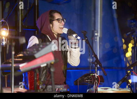 Ann Arbor, Michigan, USA. 31. Dezember 2013. Michelle Chamuel, der "The Voice" den zweiten Platz beendete, führt bei Ann Arbor Silvester-Party, die Tritte aus der Winter-Klassiker-Eishockey-Spiel zwischen den Toronto Maple Leafs und die Detroit Red Wings auf Neujahr. Bildnachweis: Mark Bialek/ZUMAPRESS.com/Alamy Live-Nachrichten Stockfoto