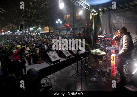 Ann Arbor, Michigan, USA. 31. Dezember 2013. Michelle Chamuel, der "The Voice" den zweiten Platz beendete, führt bei Ann Arbor Silvester-Party, die Tritte aus der Winter-Klassiker-Eishockey-Spiel zwischen den Toronto Maple Leafs und die Detroit Red Wings auf Neujahr. Bildnachweis: Mark Bialek/ZUMAPRESS.com/Alamy Live-Nachrichten Stockfoto