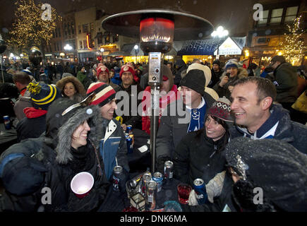 Ann Arbor, Michigan, USA. 31. Dezember 2013. Toronto Maple Leaf Fans feiern an Silvester in der Innenstadt von Ann Arbor, Michigan. Am Silvester-Tag spielen den Maple Leafs den Detroit Red Wings in der Winter-Klassiker im Fußballstadion University of Michigan. Sie erwarten rund 110.000 Fans, das Spiel zu besuchen. Bildnachweis: Mark Bialek/ZUMAPRESS.com/Alamy Live-Nachrichten Stockfoto