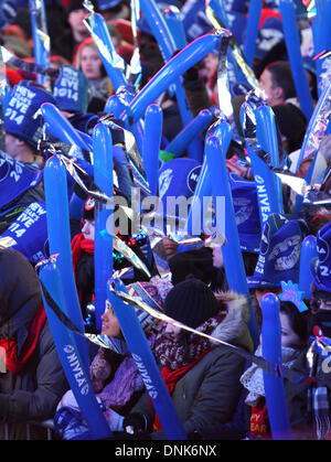 New York, USA. 31. Dezember 2013. . Nachtschwärmer finden an der Feier für das neue Jahr am Time Square in New York, Vereinigte Staaten, 31. Dezember 2013 teilnehmen. Bildnachweis: Cheng Li/Xinhua/Alamy Live-Nachrichten Stockfoto