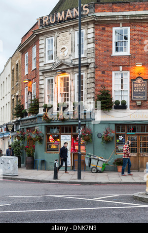 "Das goldene Herz", ein Truman Brauereiwirtschaft und Weihnachtsbäume in East London, UK Stockfoto