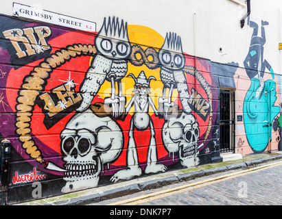 RIP, Wide eyed Eulen und Schädel. Street-Art von Künstler Dscreet in Grimsby Street, aus Ziegelstein-Weg, East London, UK Stockfoto