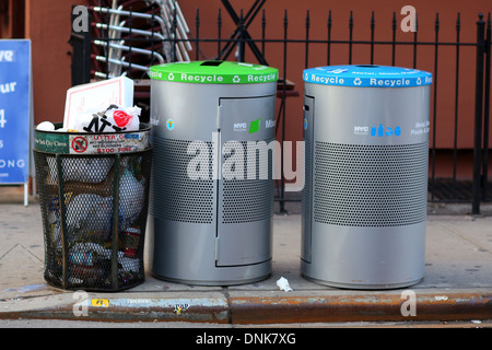 NYC Mülleimer und recycling-Behälter für gemischtes Papier, Glas, Metall und Kunststoff. Stockfoto