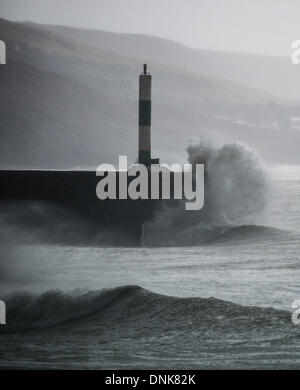 Aberystwyth, Wales, UK. 1. Januar 2014.   Am neuen Jahre Tag 2014 Teig Wellen der Hafenmauer in Aberystwyth an der Cardigan Bay Küste, West Wales.  Noch ein anderes Sturmsystem in aus fegt den Atlantik, starkem Wind, Wellen und Schlagregen an die Westküste des Vereinigten Königreichs zu bringen.   Bildnachweis: Keith Morris/Alamy Live-Nachrichten Stockfoto