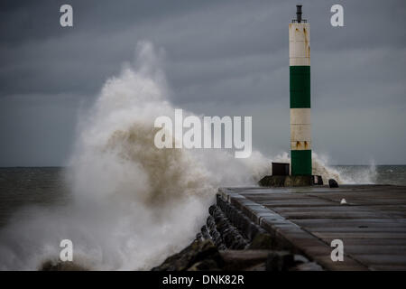 Aberystwyth, Wales, UK. 1. Januar 2014.   Am neuen Jahre Tag 2014 Teig Wellen der Hafenmauer in Aberystwyth an der Cardigan Bay Küste, West Wales.  Noch ein anderes Sturmsystem in aus fegt den Atlantik, starkem Wind, Wellen und Schlagregen an die Westküste des Vereinigten Königreichs zu bringen.   Bildnachweis: Keith Morris/Alamy Live-Nachrichten Stockfoto