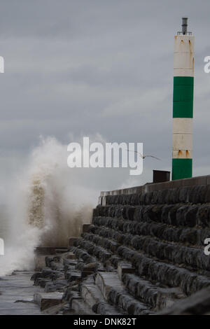 Aberystwyth, Wales, UK. 1. Januar 2014.   Am neuen Jahre Tag 2014 Teig Wellen der Hafenmauer in Aberystwyth an der Cardigan Bay Küste, West Wales.  Noch ein anderes Sturmsystem in aus fegt den Atlantik, starkem Wind, Wellen und Schlagregen an die Westküste des Vereinigten Königreichs zu bringen.   Bildnachweis: Keith Morris/Alamy Live-Nachrichten Stockfoto