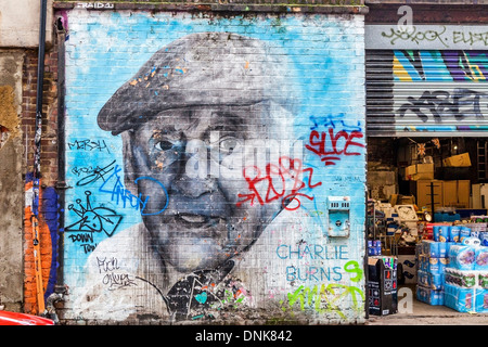 Porträt von Charlie Burns von Streetart-Künstler Ben Slow in Bacon Street, aus Ziegelstein-Weg, East London, UK Stockfoto