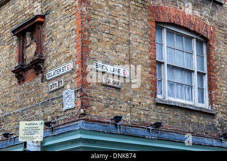 Schilder in englischer und arabischer Sprache auf Ecke Sclater und Brick Lane, East London, E1, UK Stockfoto