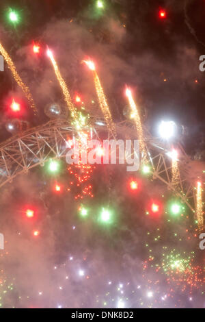 Westminster London, UK 1. Januar 2014. London feiert zum Auftakt des neuen Jahres mit einem Multi-sensorischen Feuerwerk der mehr als 250.000 Nachtschwärmer entlang dem Fluss Themse Credit teilnahmen: Amer Ghazzal/Alamy Live-Nachrichten