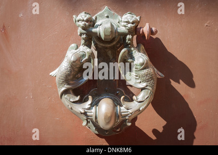 Alte mittelalterliche Metallgriffe auf antike dunkle Holztür Stockfoto