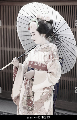 KYOTO, JAPAN - 14. Oktober: Maiko posiert für ein Fotograf mit weißen Schirm am 14. Oktober 2013 in Kyoto. Stockfoto