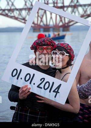 South Queensferry, Schottland. 1. Januar 2014. Heimkehr Schottland 2014 Loony Dook, South Queensferry, Schottland, Vereinigtes Königreich Stockfoto