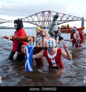 South Queensferry, Schottland. 1. Januar 2014. Heimkehr Schottland 2014 Loony Dook, South Queensferry, Schottland, Vereinigtes Königreich Stockfoto