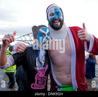 South Queensferry, Schottland. 1. Januar 2014. Heimkehr Schottland 2014 Loony Dook, South Queensferry, Schottland, Vereinigtes Königreich Stockfoto