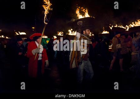 Allendale Tar Bar'l Prozession an Silvester 2013 Stockfoto