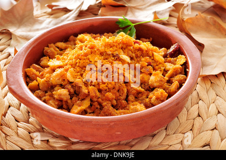 eine Steingut-Schale mit Migas, ein traditionelles Gericht in die spanische Küche mit Paniermehl Stockfoto