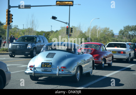 Oldtimer Porsche 356 im Verkehr, Santa Fe, New Mexico Stockfoto