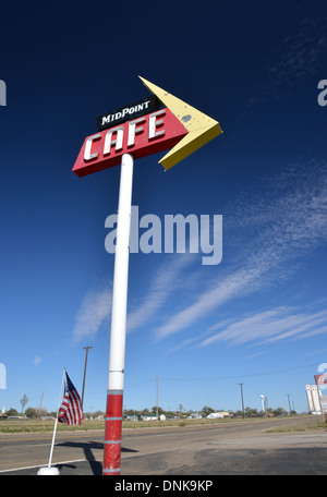 1960er Jahren Googie-Stil Zeichen an der Route 66 Mittelpunkt Cafe, Adrian, Texas Stockfoto