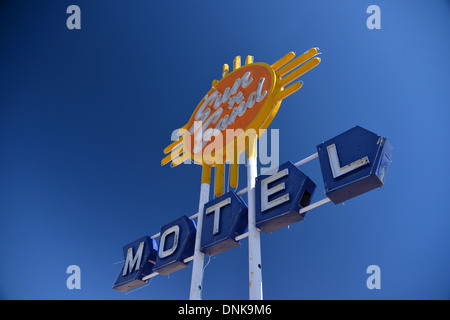 Sonne und Sand - 60er Jahre Googie-Stil-Motel-Schild in der Nähe von Santa Rosa in New Mexico auf der Route 66 Stockfoto