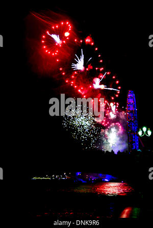 London, UK. 1. Januar 2014. Feiert die Ankunft von 2014 an das London Eye, London mit einem super Feuerwerk, das die Londoner Nacht mit Farbe gefüllt. Das Feuerwerk am Midinght begonnen und dauerte 10 Minuten Datum; 01.01.2014 Credit: Jules Annan/Alamy Live News Stockfoto