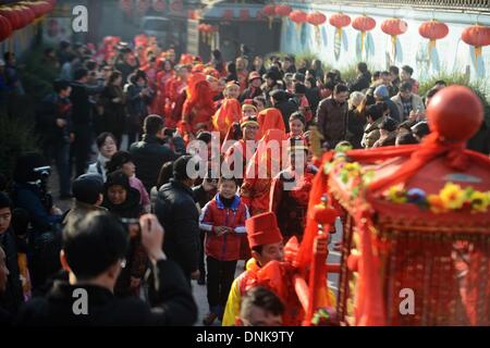 Yangzhou, China Jiangsu Provinz. 1. Januar 2014. Neu verheiratete Paare besuchen eine Gruppe Hochzeitszeremonie in Yangzhou, der ostchinesischen Provinz Jiangsu, 1. Januar 2014. Insgesamt 13 frisch vermählte Paare nahmen an der traditionellen Hochzeitszeremonie im Geyuan Garden in Yangzhou am ersten Tag des Jahres 2014. Bildnachweis: Meng Delong/Xinhua/Alamy Live-Nachrichten Stockfoto