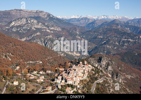 LUFTAUFNAHME. Mittelalterliches Dorf mit den Mercantour Alpen am Horizont. Bouyon, Alpes-Maritimes, Hinterland der französischen riviera, Frankreich. Stockfoto